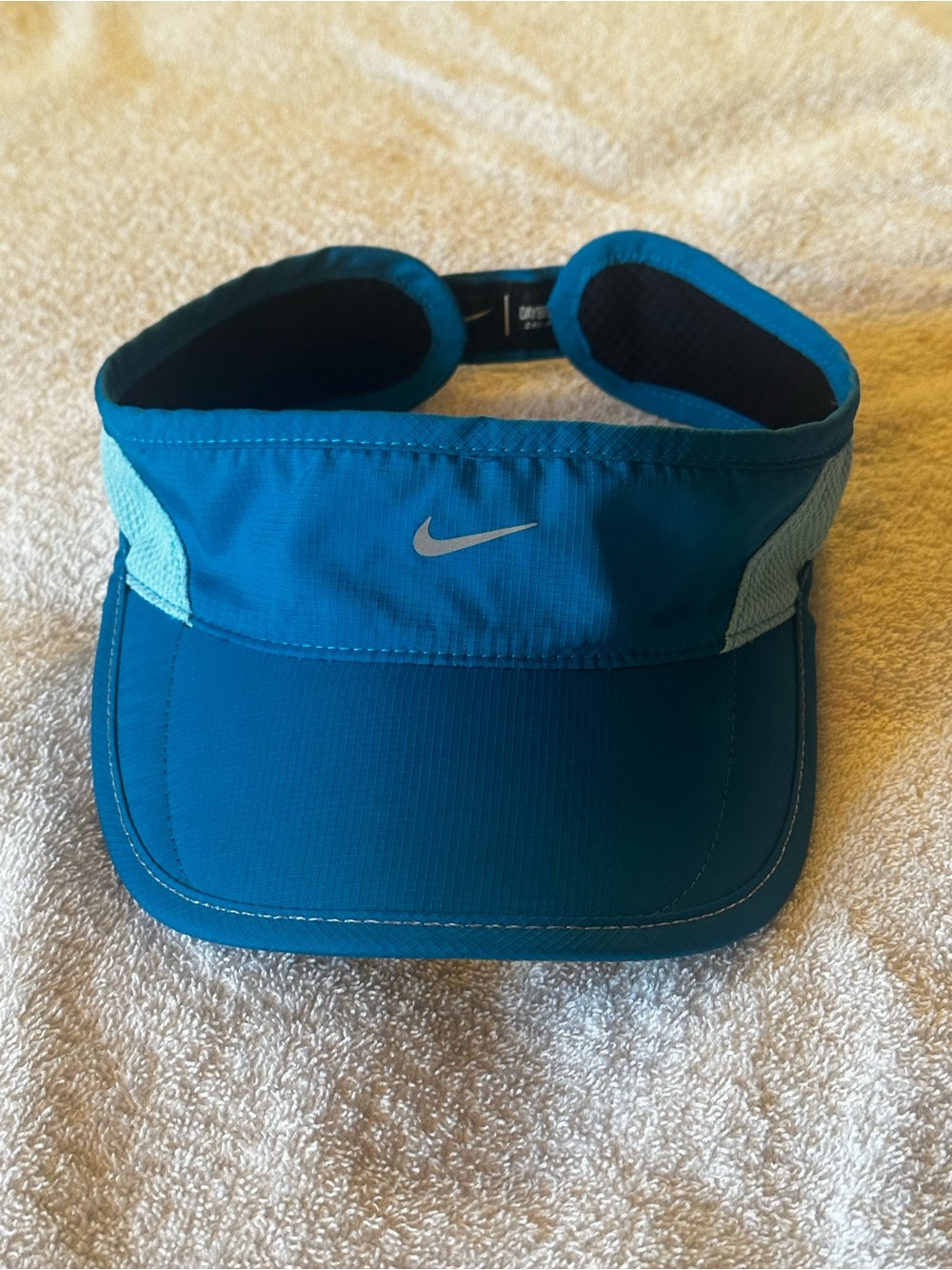 Nike Vibrant Turquoise Daybreak Visor